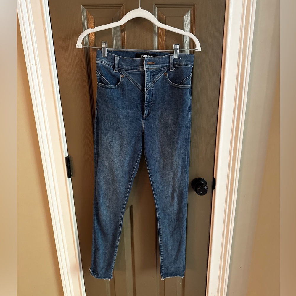 Express SUPER HIGH RISE  Skinny Jeans Size 4 raw edge hem
